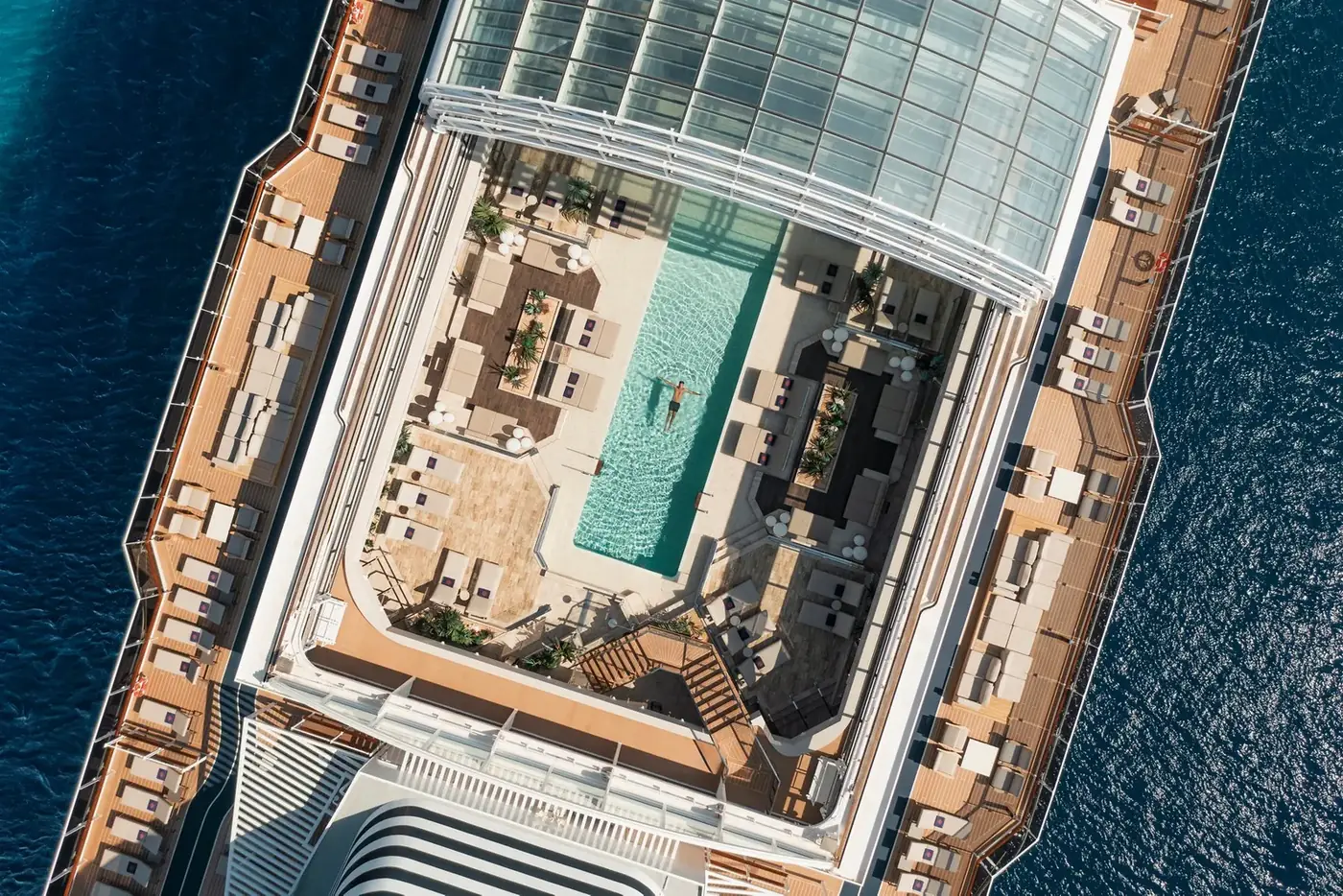 Vista aérea da piscina coberta do navio