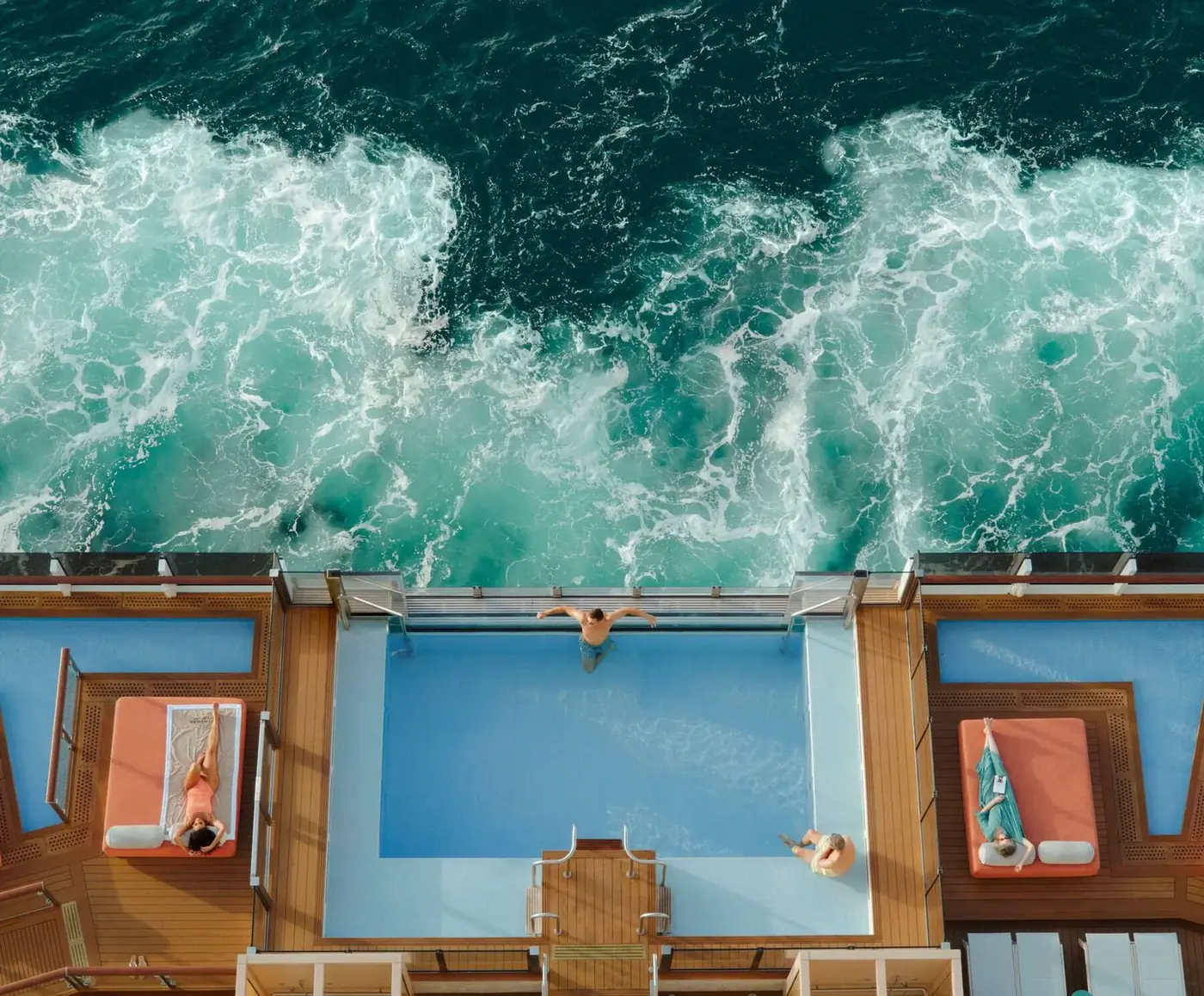 Piscina de borda infinita sobre o mar