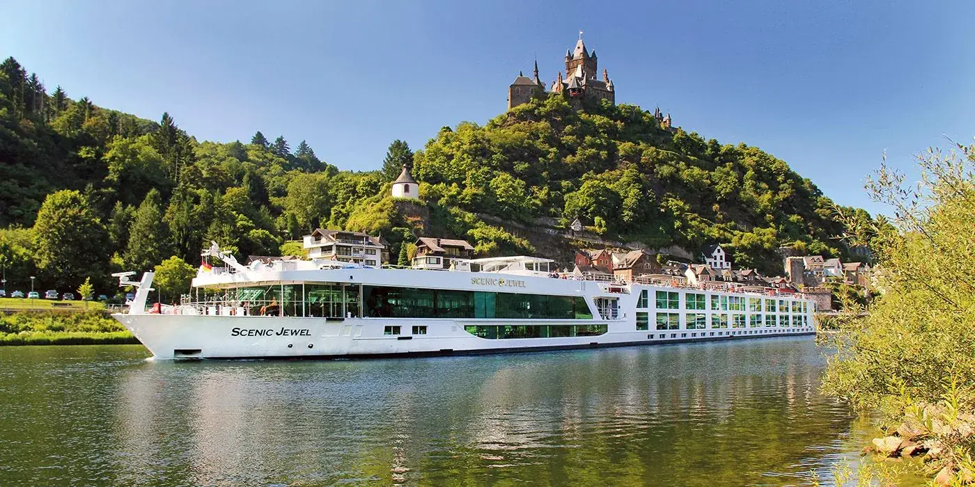 Navio fluvial no Mosela, diante do castelo de Cochem